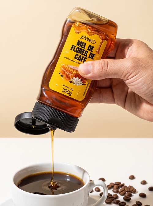 Mel de Flores de Café Honup sendo adicionado a uma xícara de café
